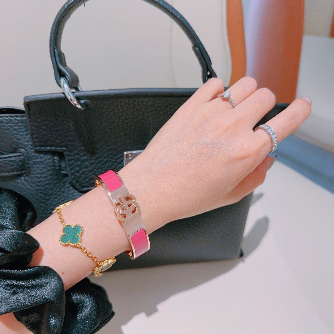 Double-G Emblem Bangle in Gold-Tone – Design 013 detail view
