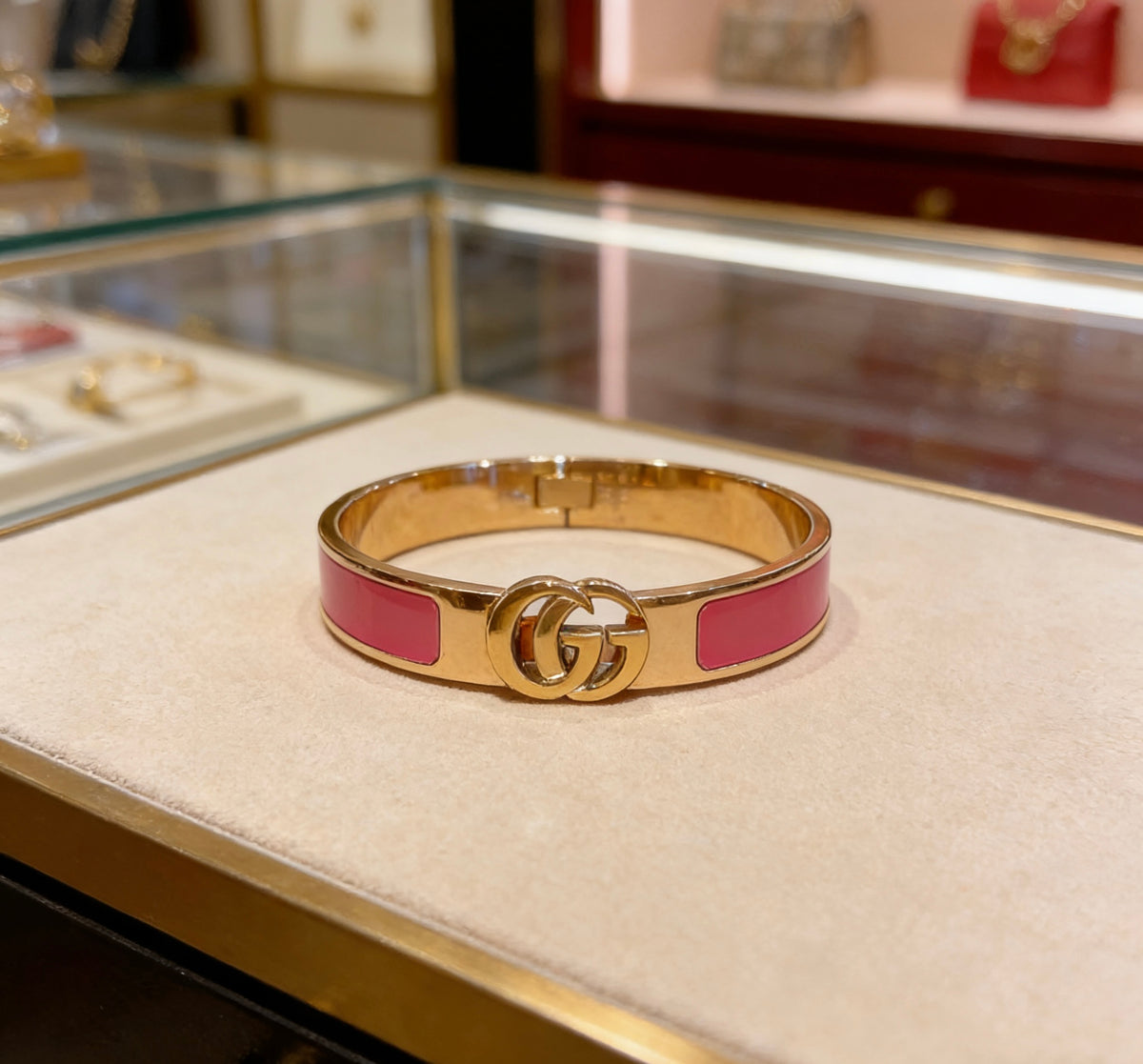 Double-G Emblem Bangle in Gold-Tone – Design 013 side detail