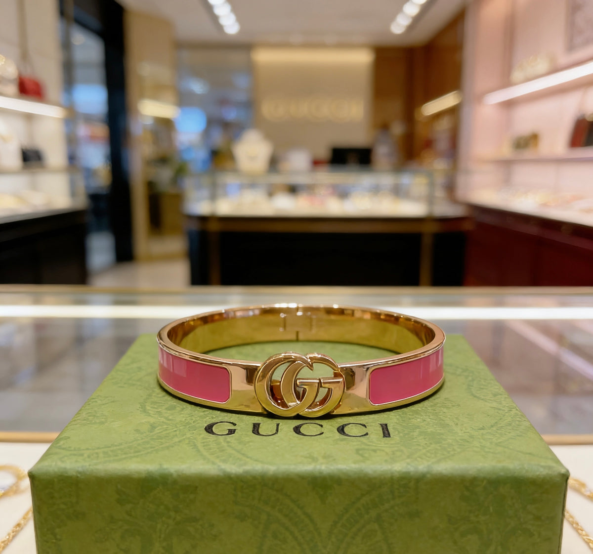Double-G Emblem Bangle in Gold-Tone – Design 013 detail view