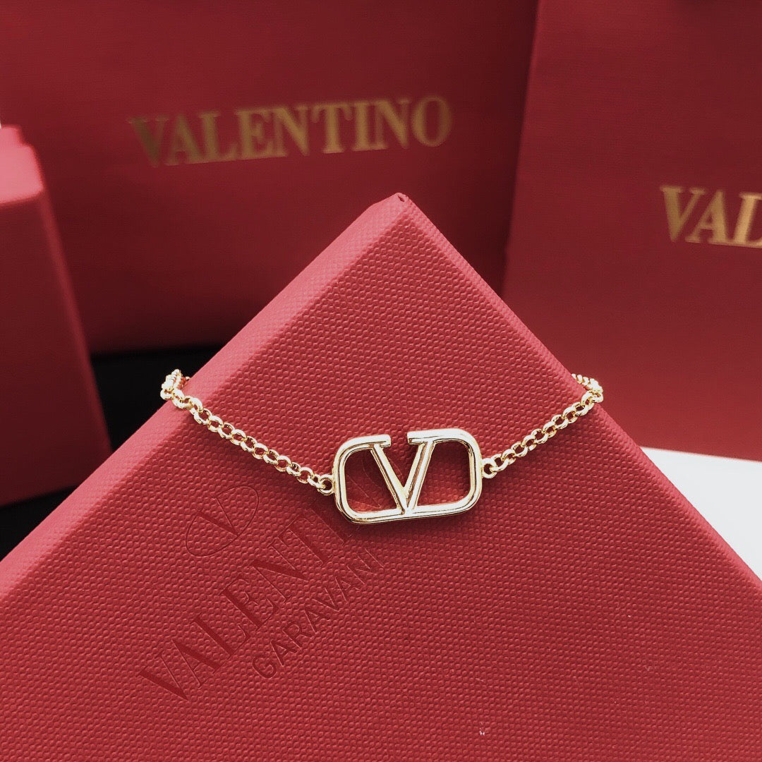 V Emblem Bracelet in Gold-Tone – Design 02 close-up view