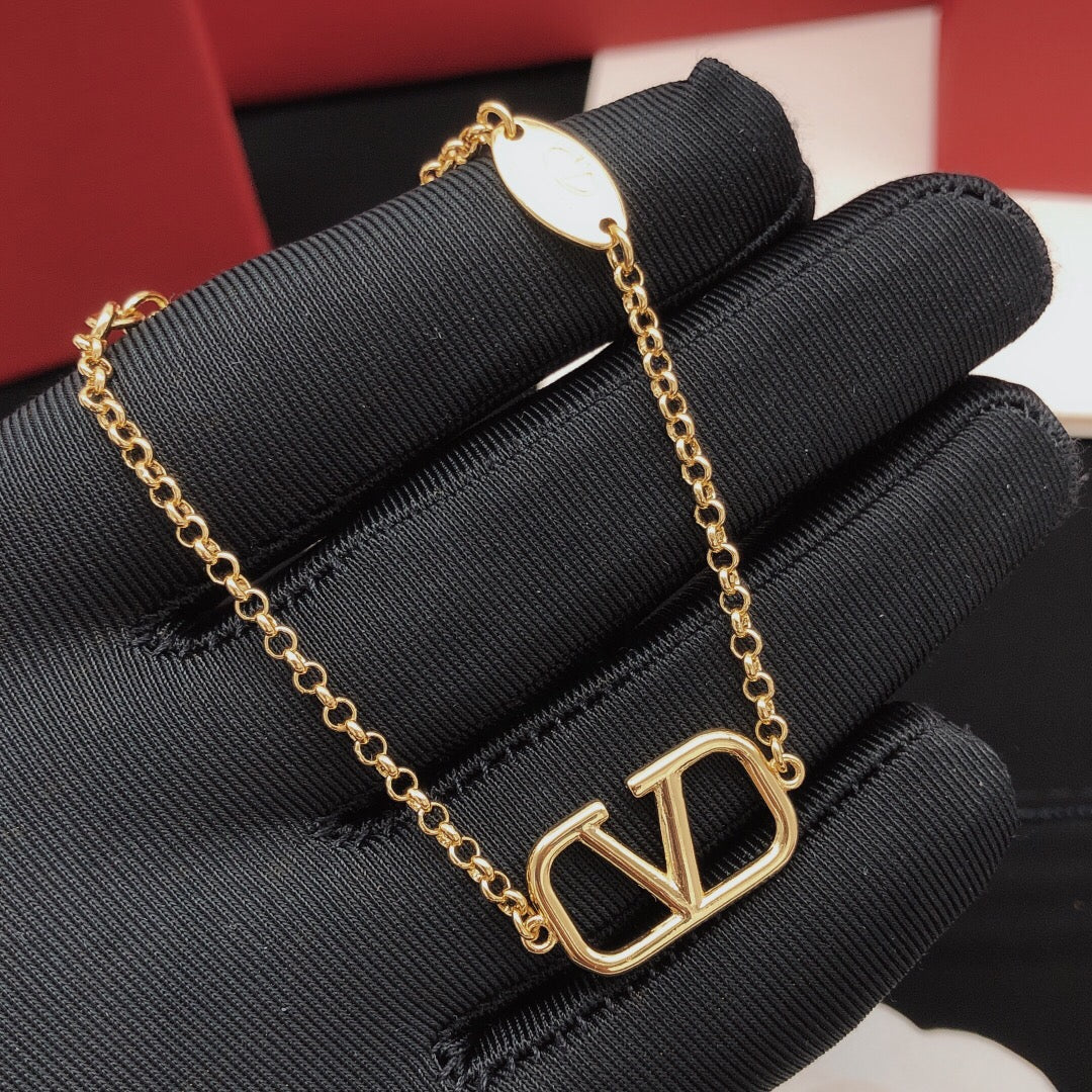V Emblem Bracelet in Gold-Tone – Design 02 side detail