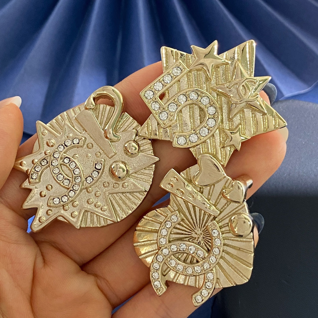 Double-C Emblem Brooch in Gold-Tone – Star Detail – Design 002 detail view