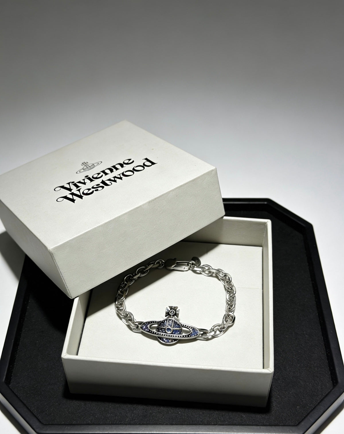 Orb-Inspired Emblem Bracelet in Silver-Tone – Vintage Detail – Design 010 close-up detail