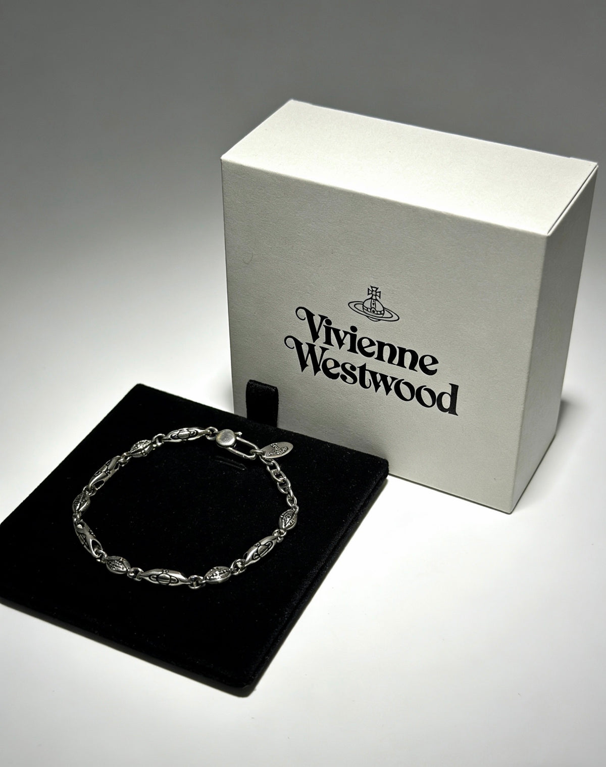 Orb-Inspired Emblem Bracelet in Silver-Tone – Vintage Detail – Design 009 front product view