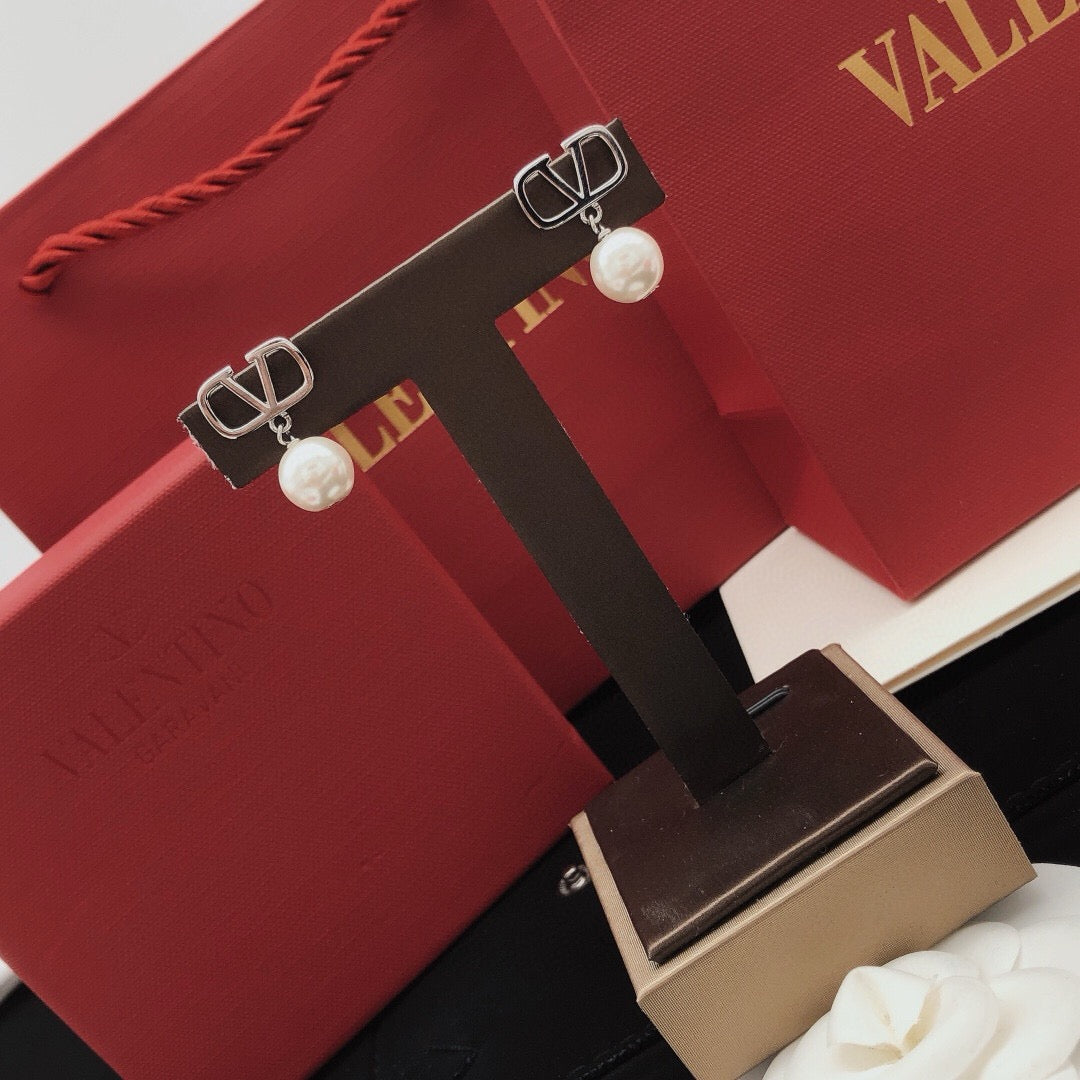 Signature Emblem Pearl-Detail Stud Earrings – Design 04 styled detail