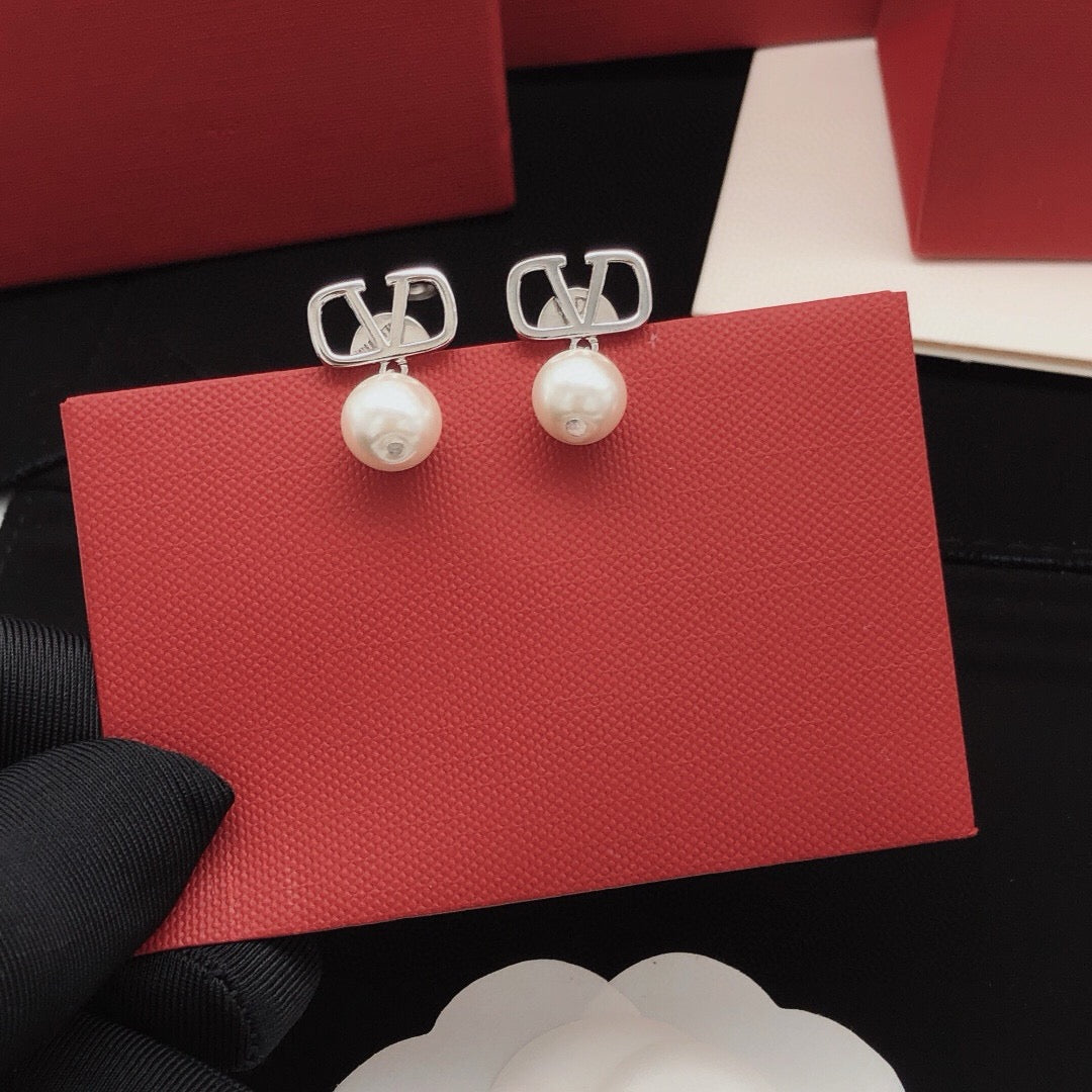 Signature Emblem Pearl-Detail Stud Earrings – Design 04 detail view