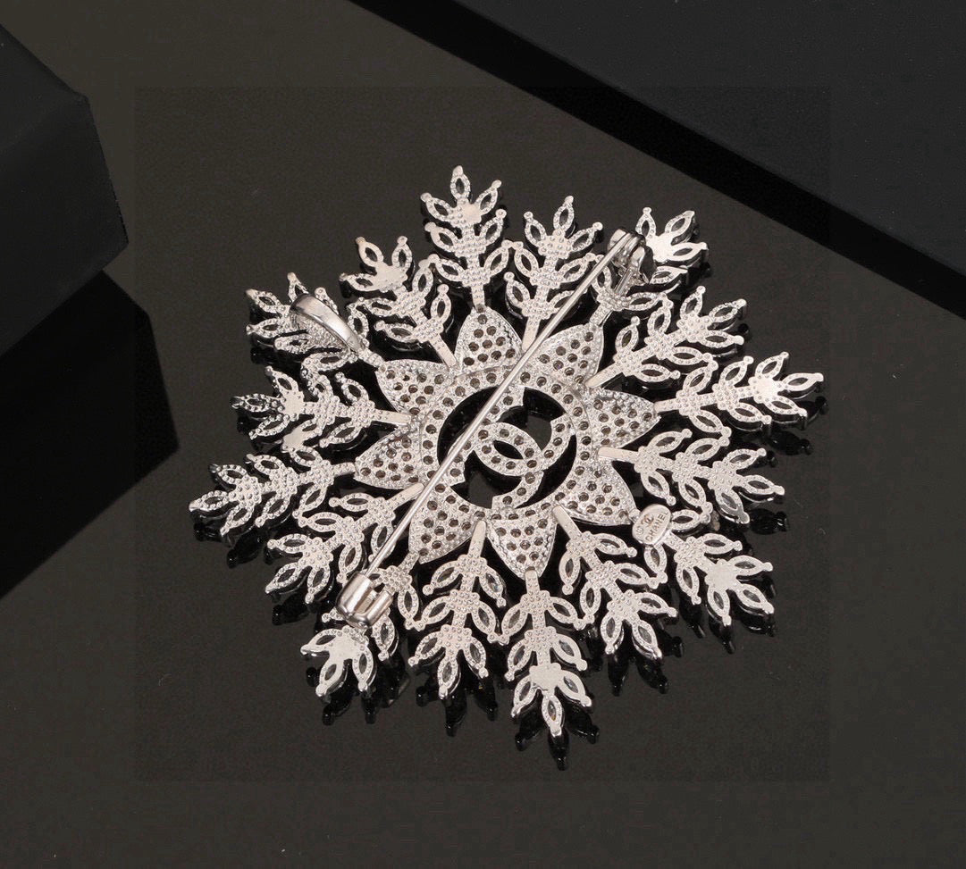 Double-C Emblem Brooch in Polished Metal-Tone – Design 055 side detail