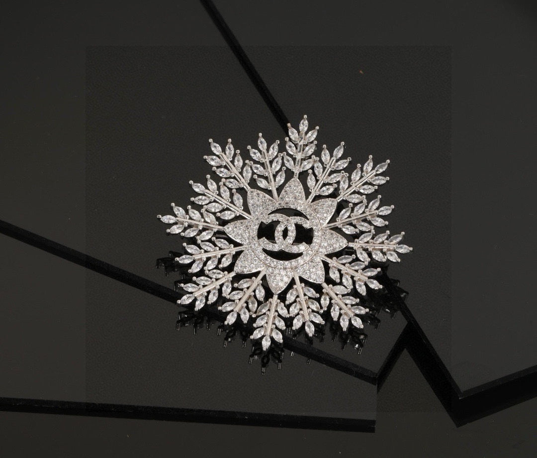 Double-C Emblem Brooch in Polished Metal-Tone – Design 055 detail view