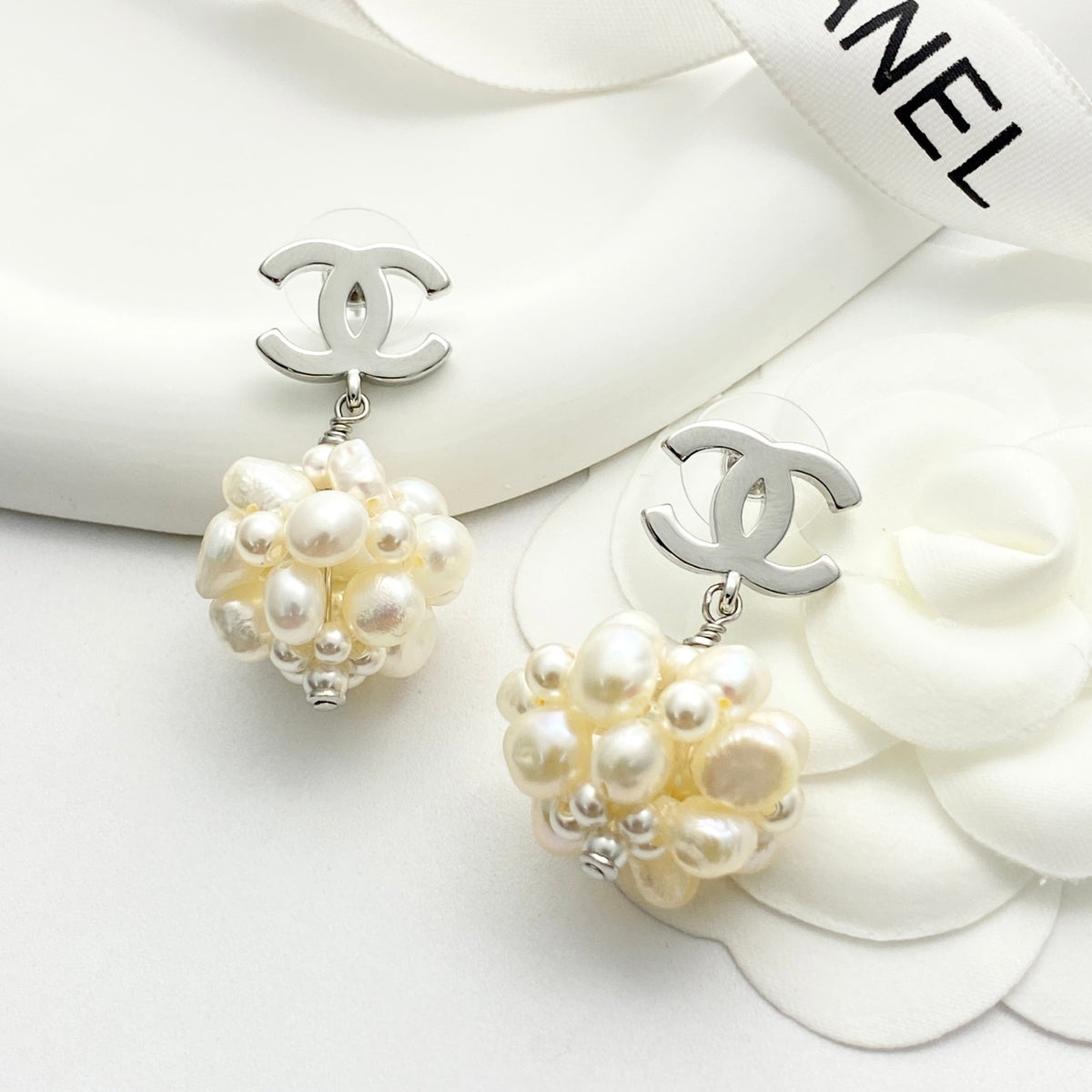 Pearl Pearl-Detail Stud Earrings – Pearl Detail – Design 011 close-up detail