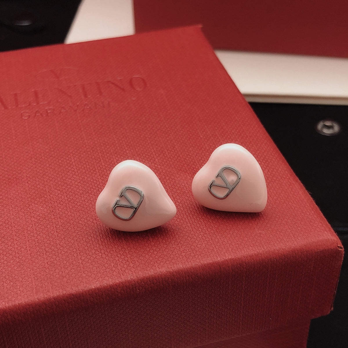 Heart Stud Earrings in Gold-Tone – Pink styled detail