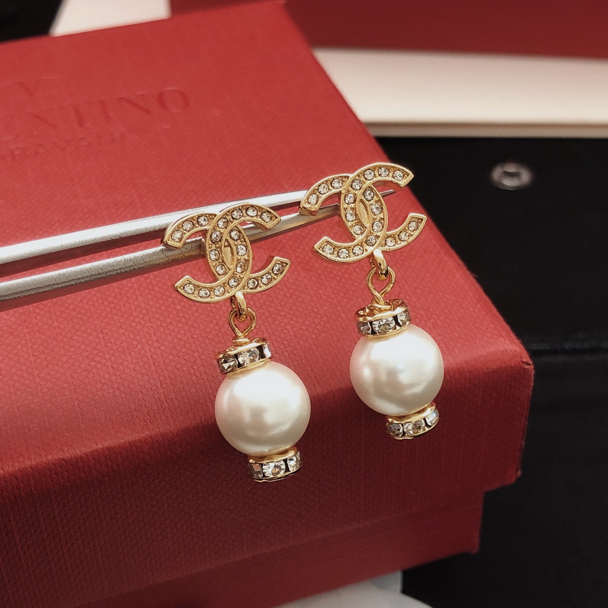 Pearl Pearl-Detail Stud Earrings – Pearl Detail – Design 009 close-up detail