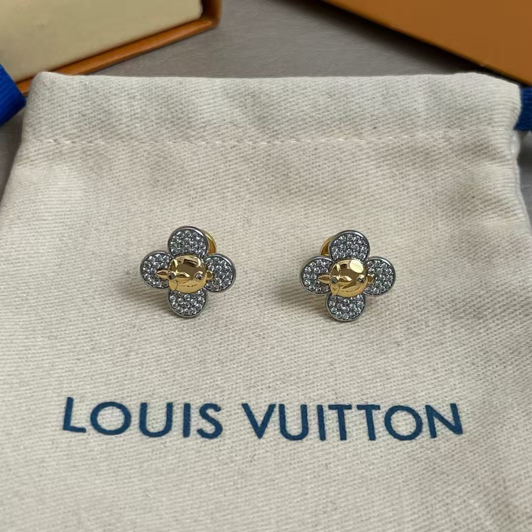 Sunflower Stud Earrings in Polished Metal-Tone – Sunflower Detail – Design 002 close-up detail