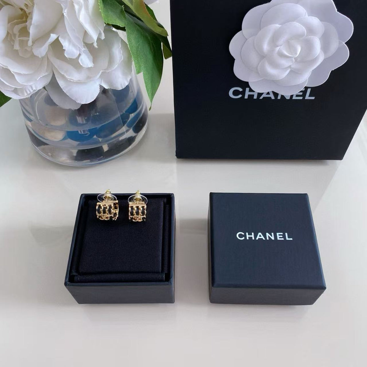Double-C Emblem Stud Earrings in Polished Metal-Tone – Black Detail – Design 004 close-up detail