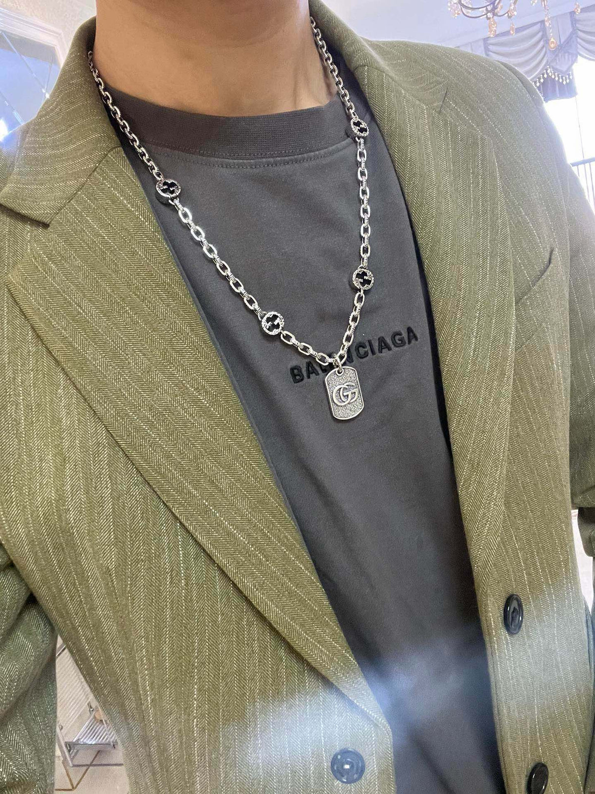 Double-G Emblem Pendant Necklace in Silver-Tone – Vintage Detail – Design 047 side detail