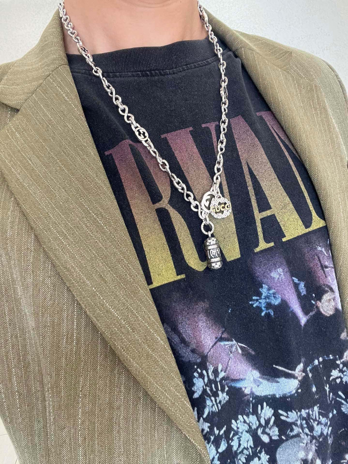Double-G Emblem Pendant Necklace in Polished Metal-Tone – Vintage Detail – Design 048 detail view