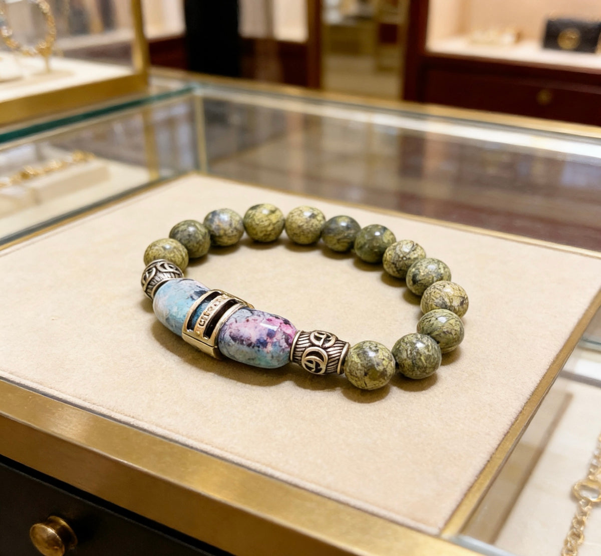 Double-G Emblem Beaded Bracelet in Polished Metal-Tone – Crystal Detail – Design 015 close-up detail