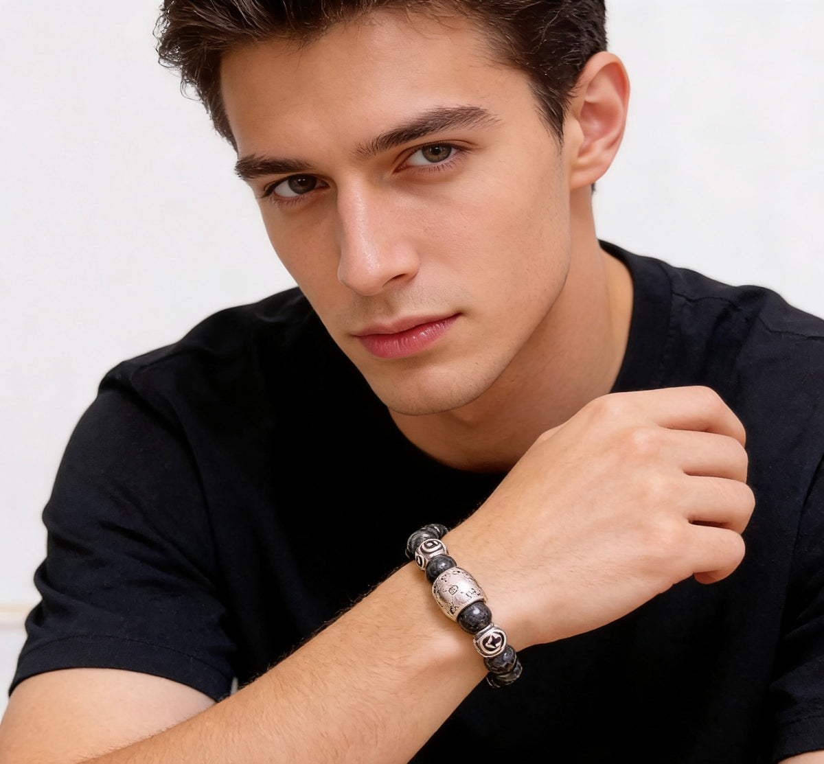 Double-G Emblem Beaded Bracelet in Polished Metal-Tone – Crystal Detail – Design 002 close-up detail