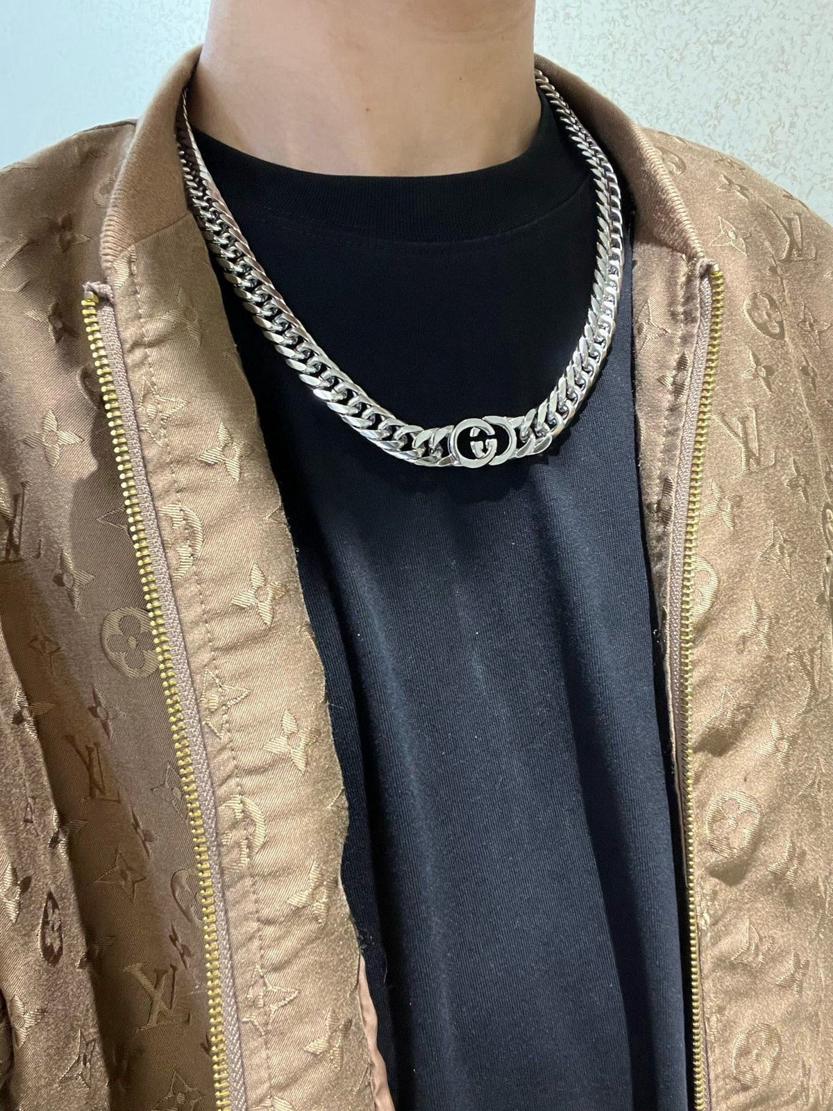 Double-G Emblem Pendant Necklace in Polished Metal-Tone – Vintage Detail – Design 051 detail view