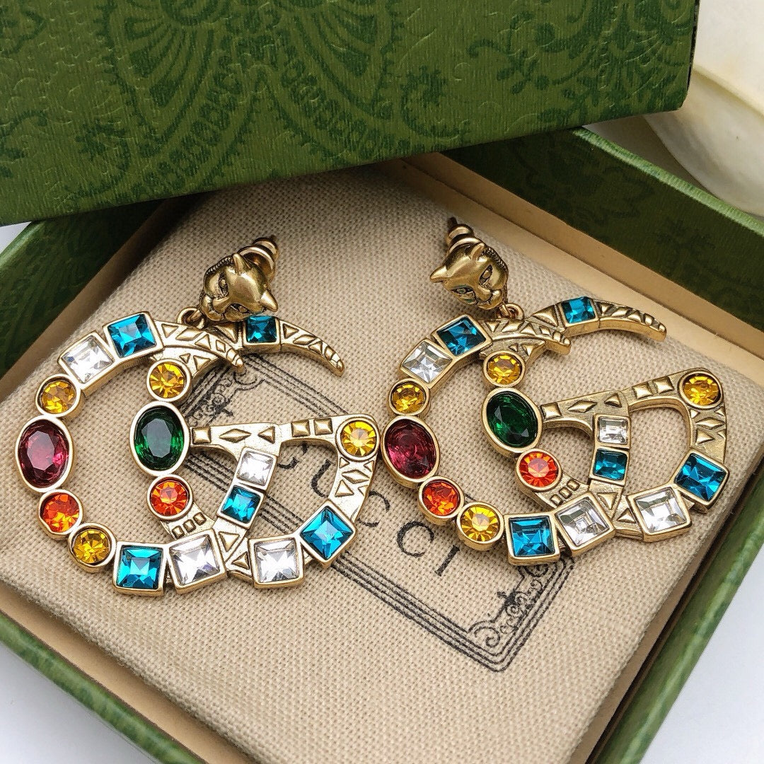 Double-G Emblem Stud Earrings in Polished Metal-Tone – Vintage Detail – Design 012 detail view