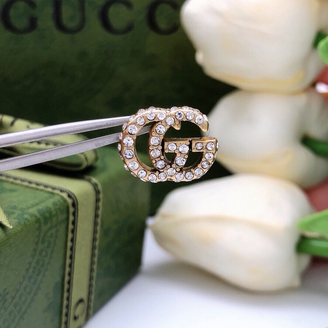 Double-G Emblem Stud Earrings in Polished Metal-Tone – Design 004 close-up detail