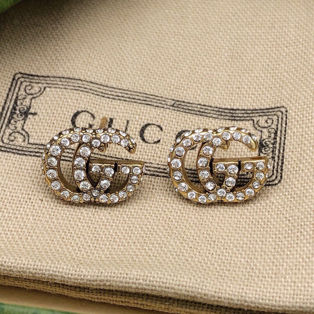 Double-G Emblem Stud Earrings in Polished Metal-Tone – Design 004 detail view