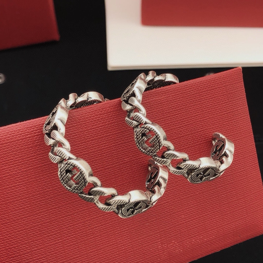 Geometric Emblem Jewelry Accessory in Silver-Tone – Vintage Detail detail view