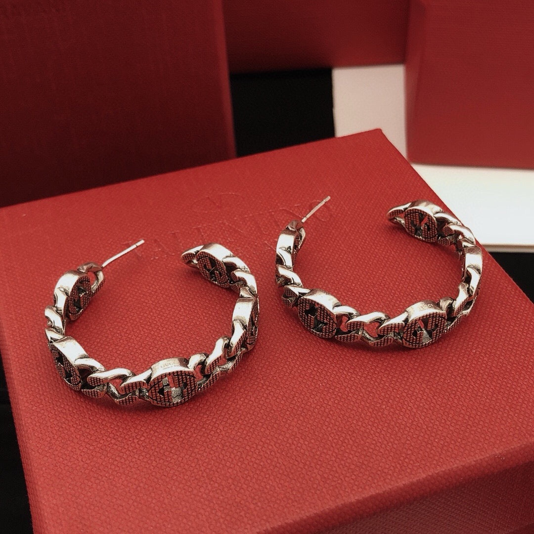 Geometric Emblem Jewelry Accessory in Silver-Tone – Vintage Detail front product view