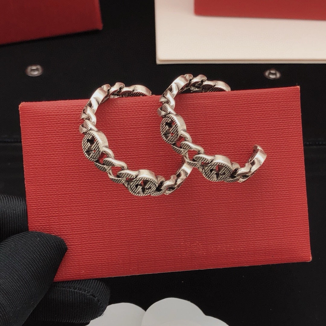 Geometric Emblem Jewelry Accessory in Silver-Tone – Vintage Detail side detail