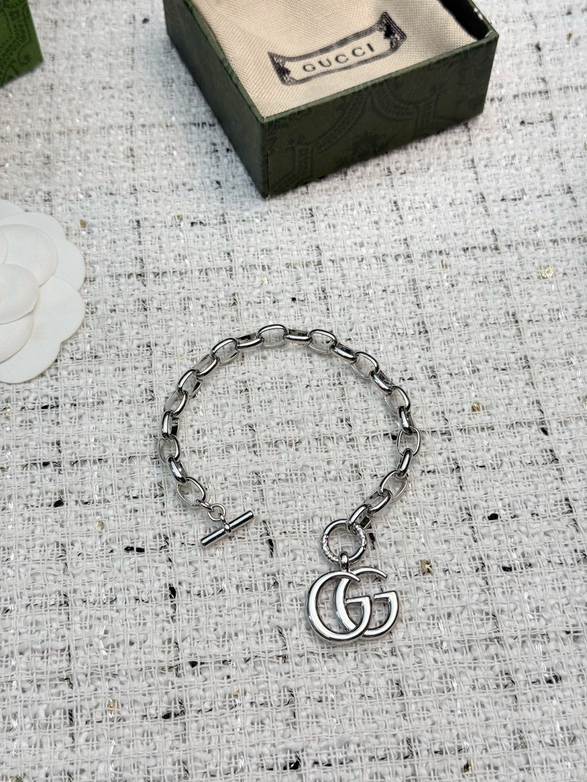 Double-G Emblem Bracelet in Polished Metal-Tone – Vintage Detail – Design 008 close-up detail