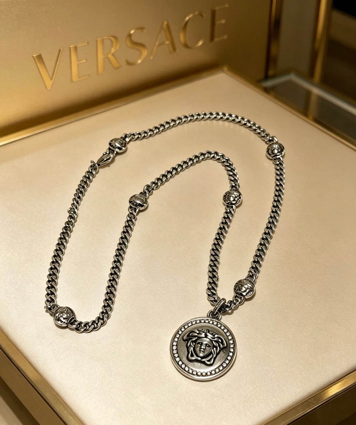 Medusa Head Pendant Necklace in Antique Silver-Tone – 60 cm – Design 07 close-up detail