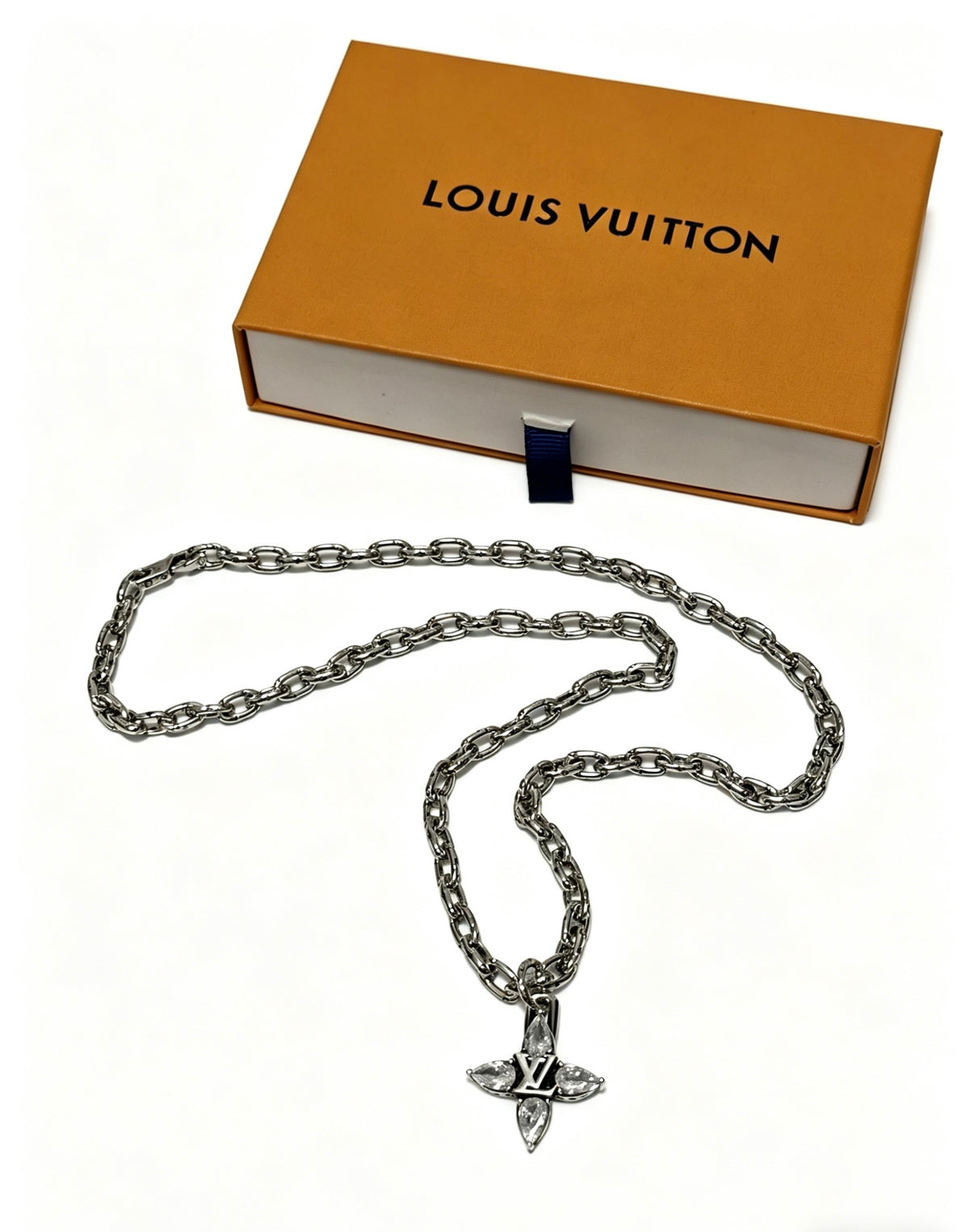 Chain Pendant Necklace in Silver-Tone – Design 030 detail view