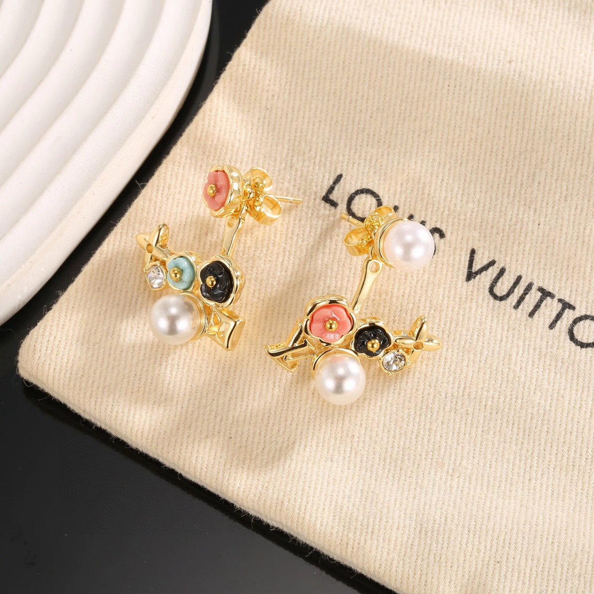 Clover Stud Earrings in Polished Metal-Tone – Clover Detail – Design 004 front product view