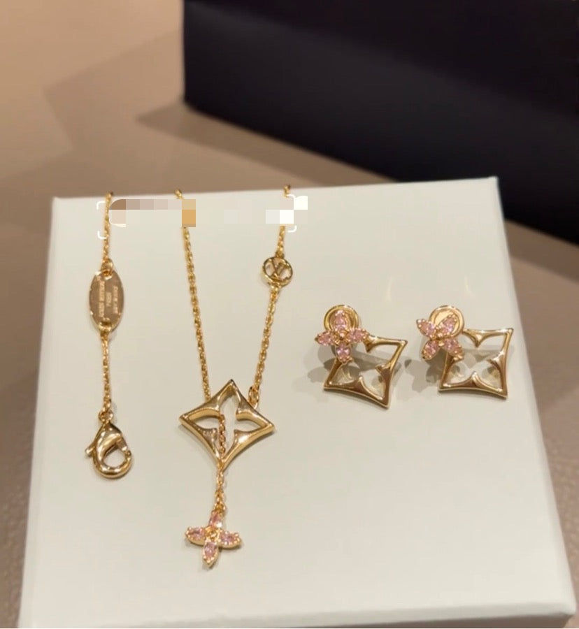 Clover Pendant Necklace in Gold-Tone – Clover Detail – Design 004 main product view