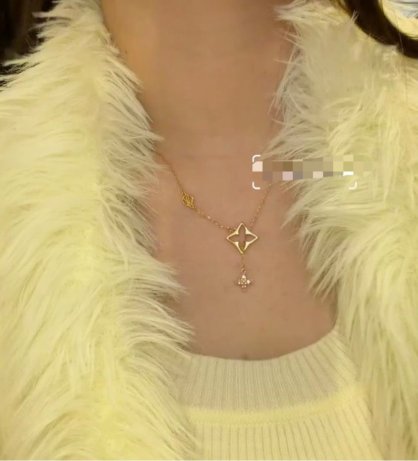 Clover Pendant Necklace in Gold-Tone – Clover Detail – Design 003 side detail