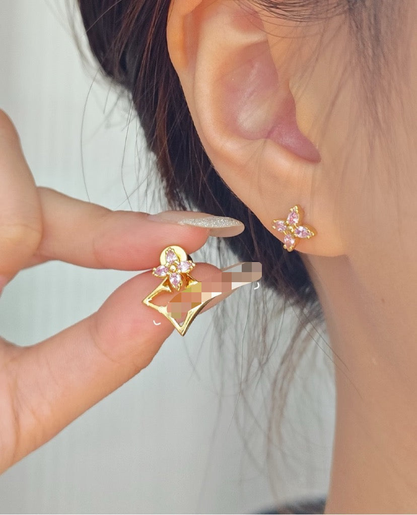 Clover Stud Earrings in Gold-Tone – Clover Detail – Design 007 main product view