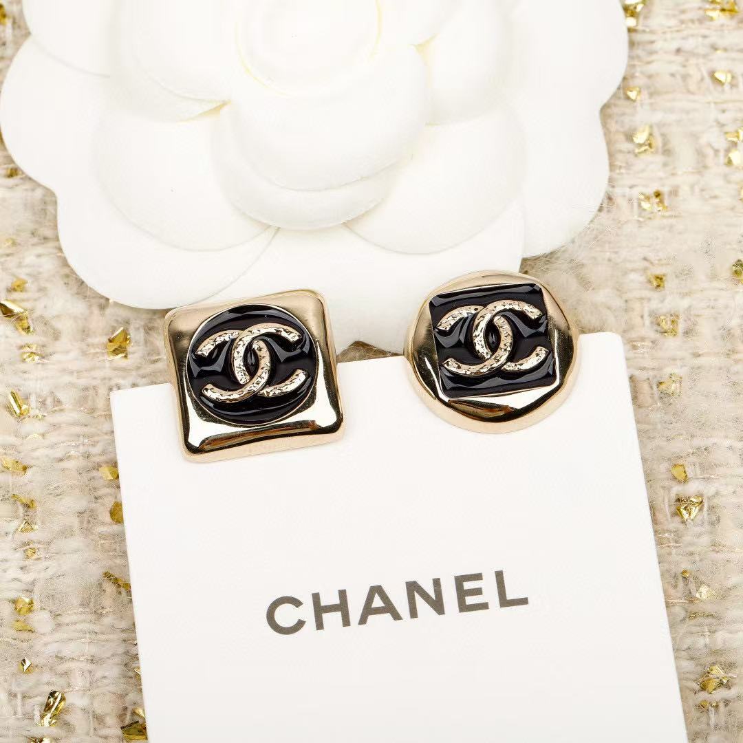 Double-C Emblem Stud Earrings in Polished Metal-Tone – Design 351 close-up detail