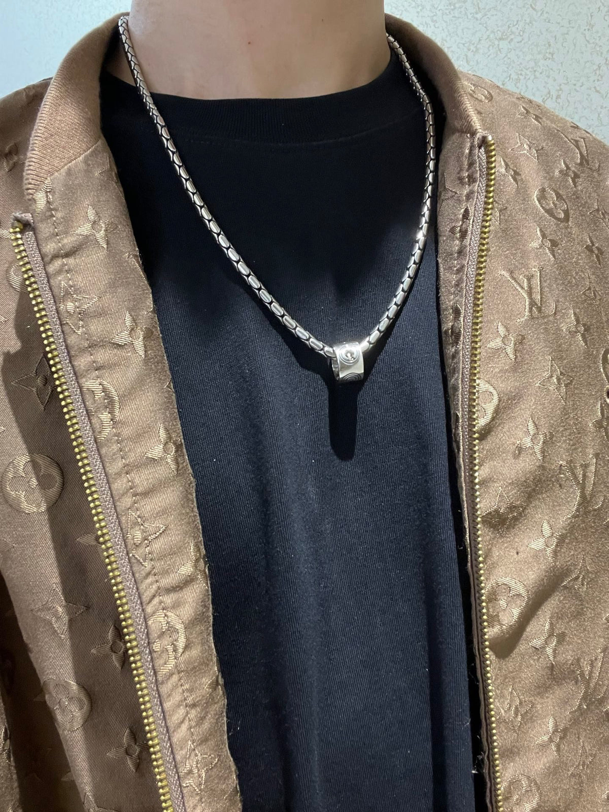 Double-G Emblem Pendant Necklace in Polished Metal-Tone – Vintage Detail – Design 016 detail view