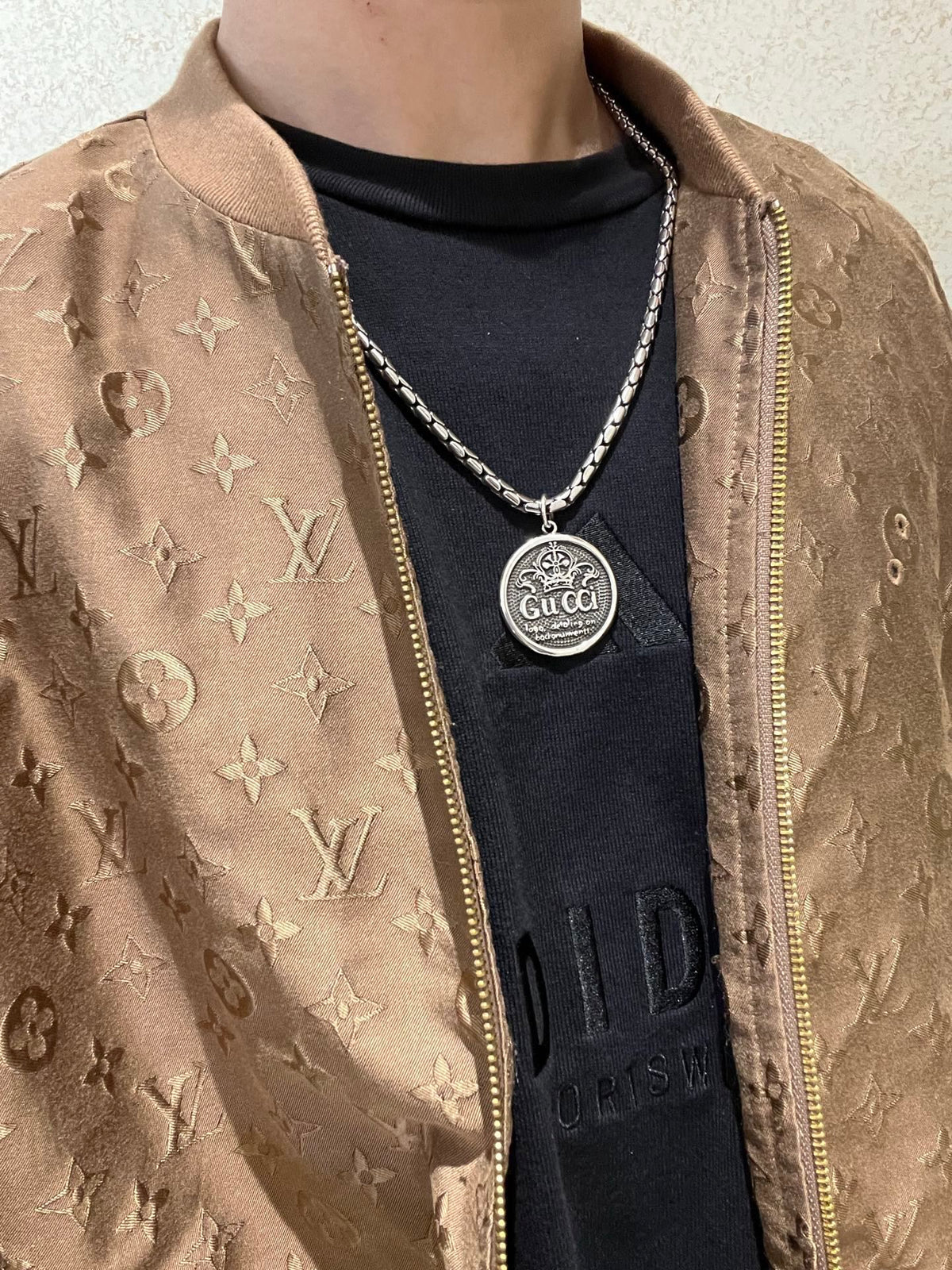 Double-G Emblem Pendant Necklace in Polished Metal-Tone – Design 062 detail view
