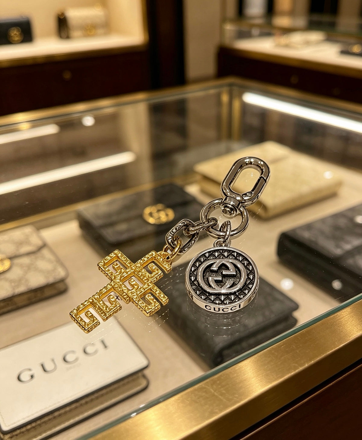 Double-G Emblem Keychain in Polished Metal-Tone – Design 012 side detail