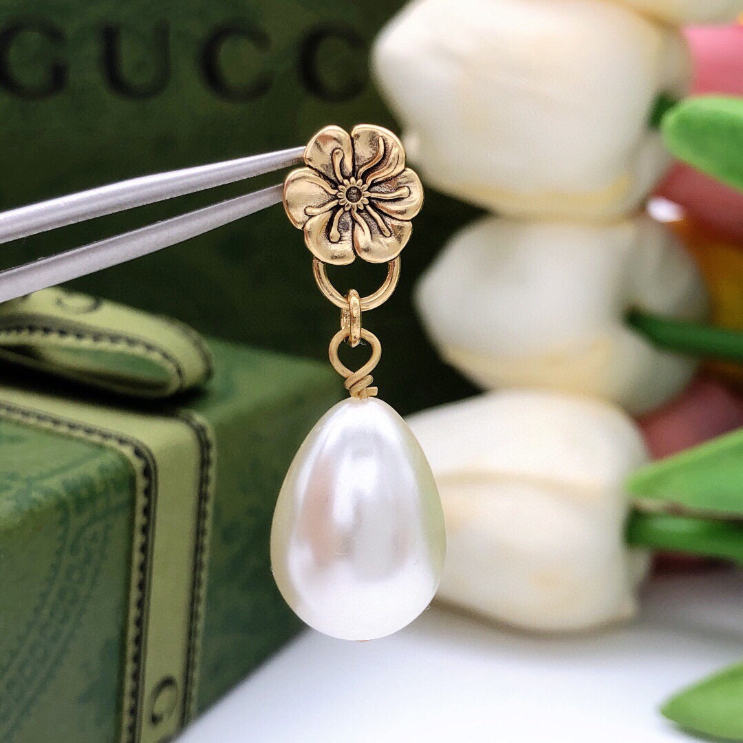 Double-G Emblem Statement Earrings in Polished Metal-Tone – Design 002 detail view