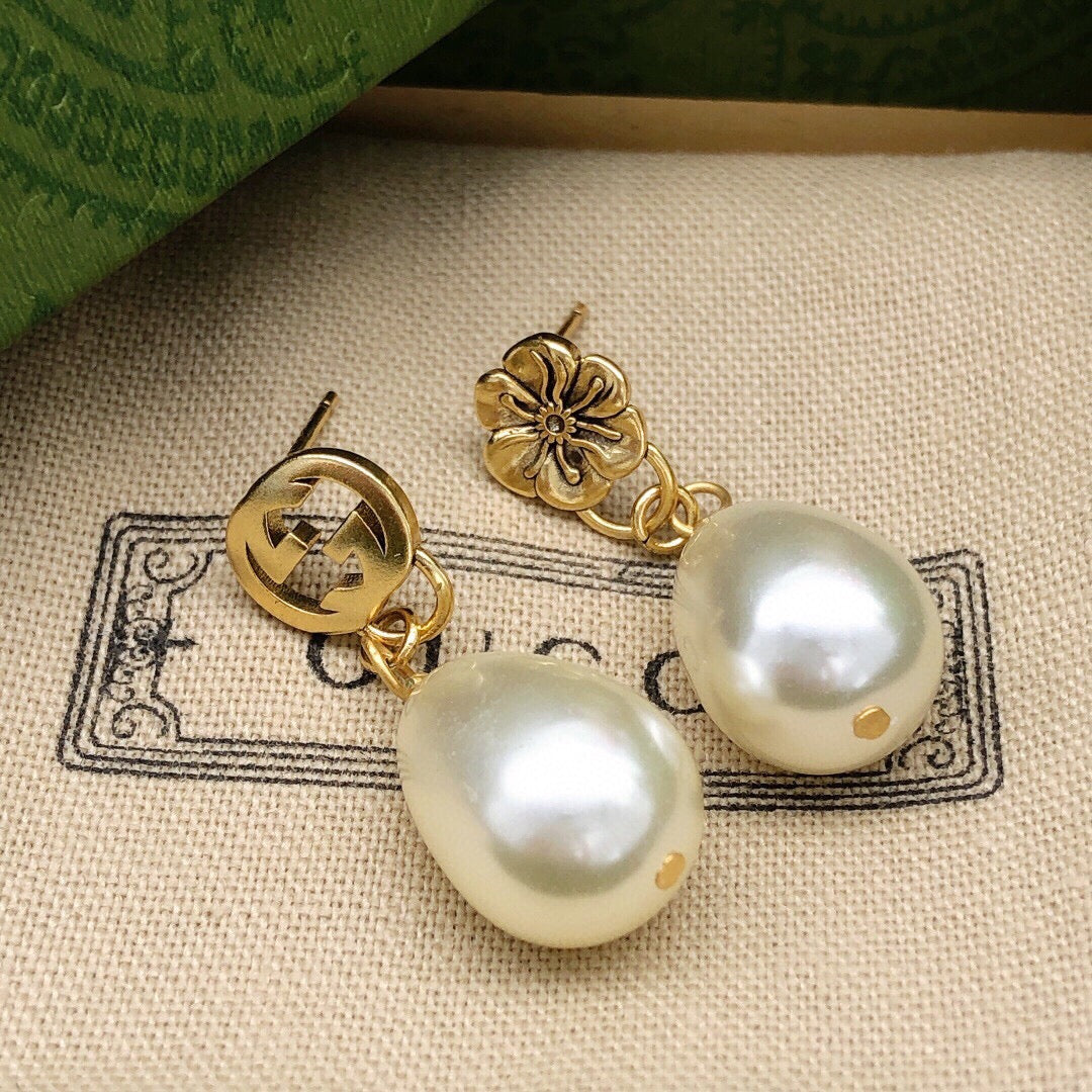 Double-G Emblem Statement Earrings in Polished Metal-Tone – Design 002 close-up detail
