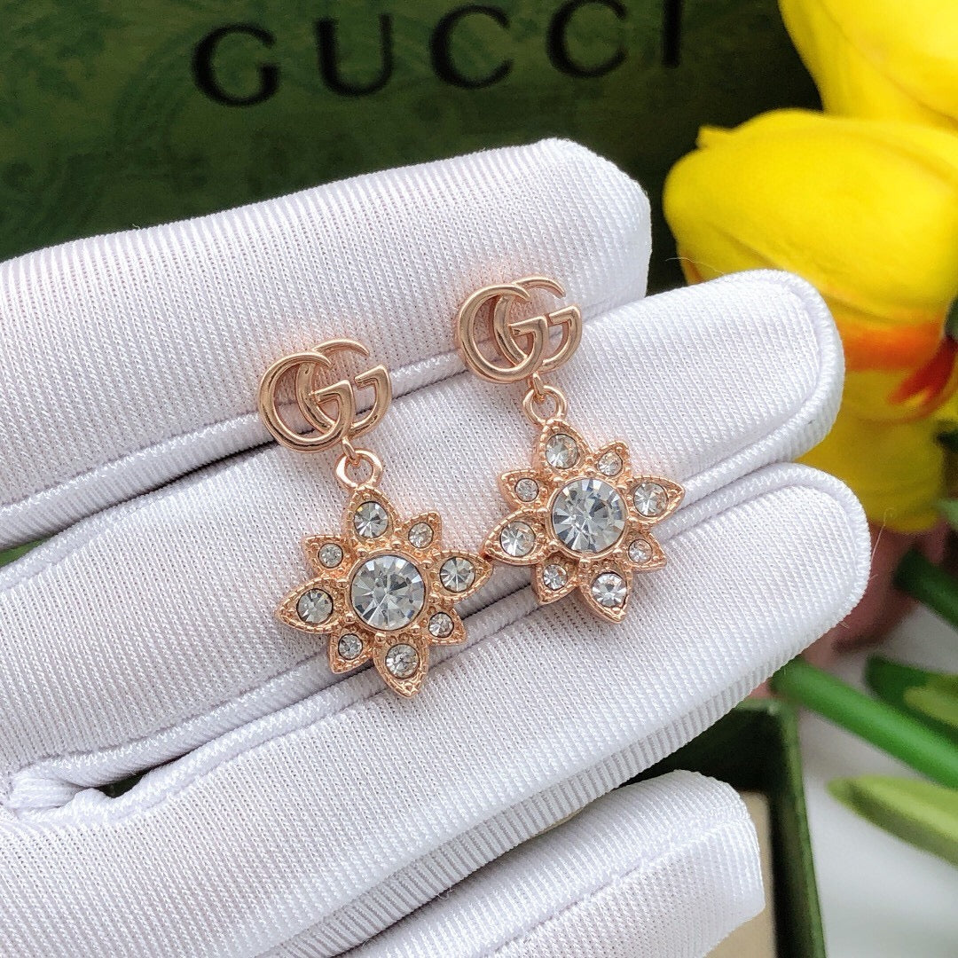 Floral Jewelry Accessory in Rose-Gold-Tone close-up detail