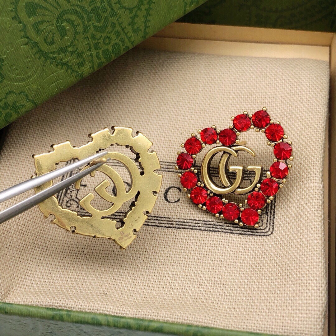 Double-G Emblem Stud Earrings in Polished Metal-Tone – Design 015 close-up detail