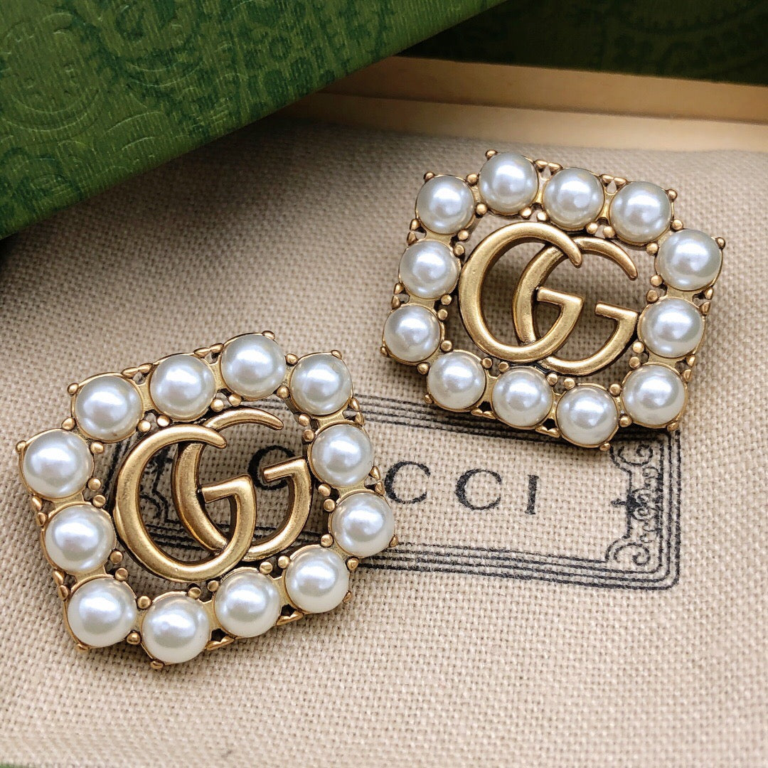 Double-G Emblem Stud Earrings in Polished Metal-Tone – Vintage Detail – Design 008 detail view