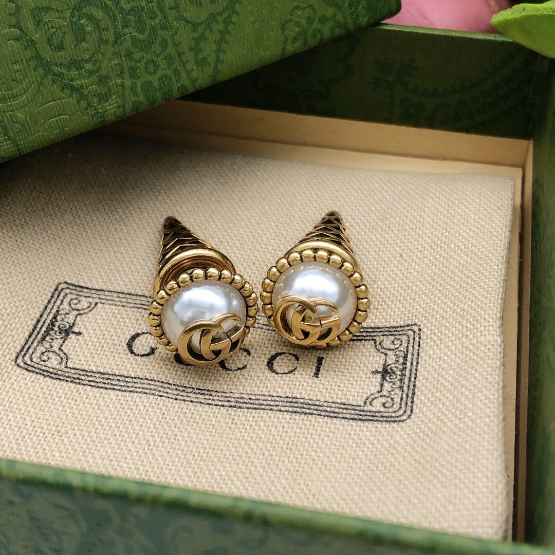 Double-G Emblem Stud Earrings in Polished Metal-Tone – Vintage Detail – Design 007 close-up detail