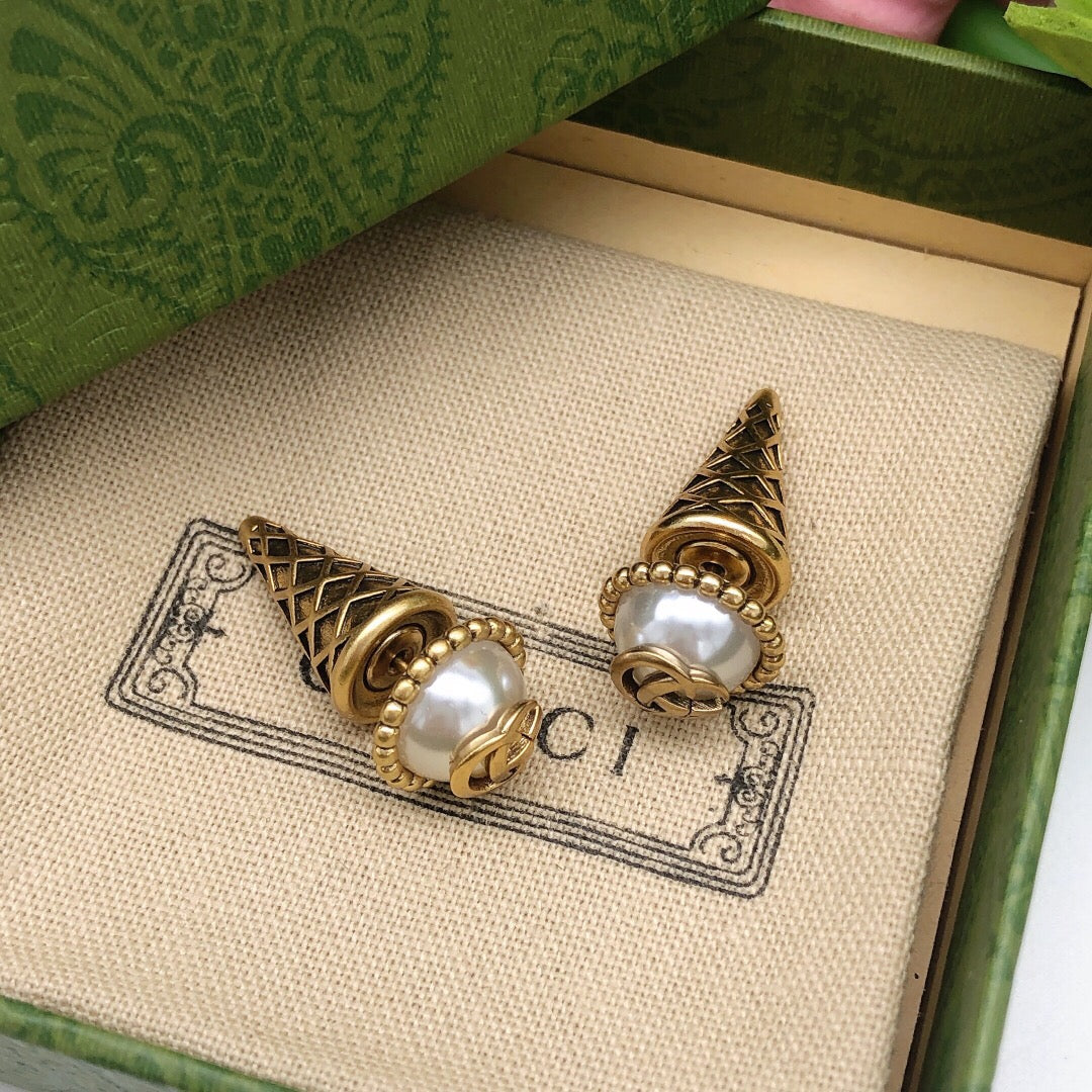 Double-G Emblem Stud Earrings in Polished Metal-Tone – Vintage Detail – Design 007 detail view