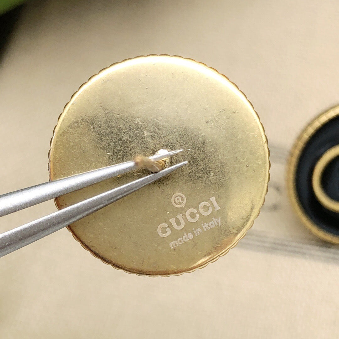 Double-G Emblem Stud Earrings in Polished Metal-Tone – Design 012 side detail
