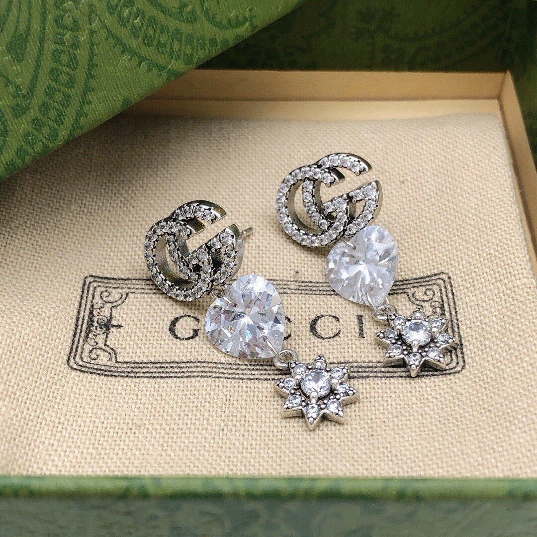 Double-G Emblem Stud Earrings in Polished Metal-Tone – Design 011 close-up detail