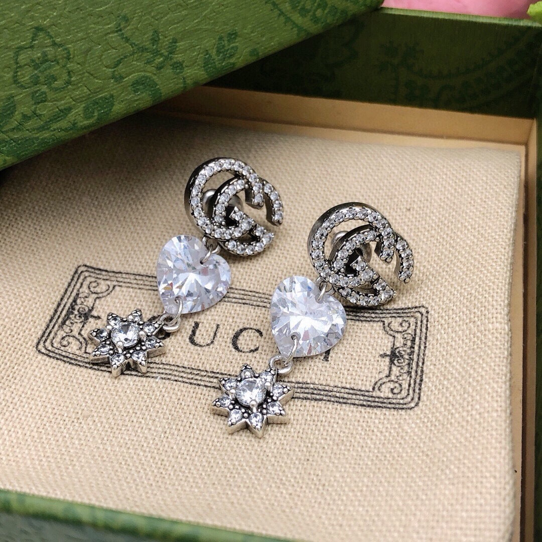 Double-G Emblem Stud Earrings in Polished Metal-Tone – Design 011 side detail