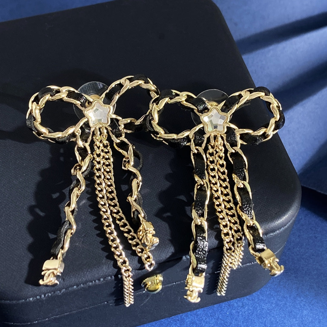 Star Stud Earrings in Gold-Tone – Star Detail – Design 007 detail view